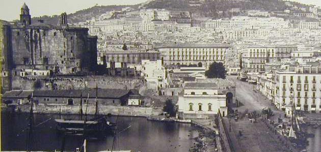 Napoli - Maschio Angioino e porto dal mare